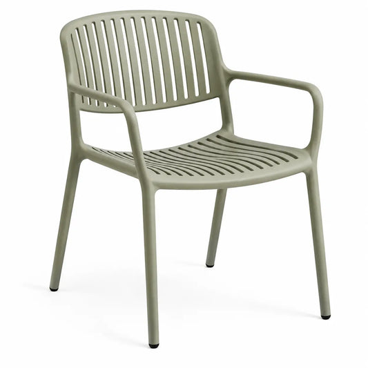 Silla con respaldo con detalles de líneas verticales, verde